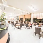 Oasis Hotel 4*